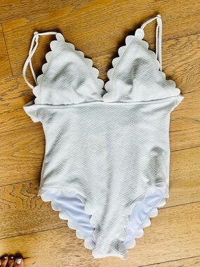 Cupshe White Scallop-Edge One-Piece Swimsuit